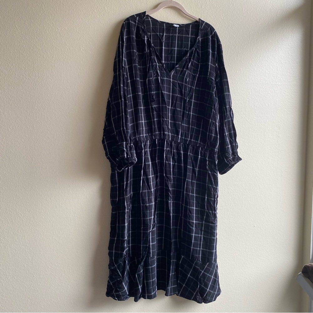 Old Navy Black Plaid Waist-Defined Tie-Neck Plus-Size Dress - Picture 7 of 16